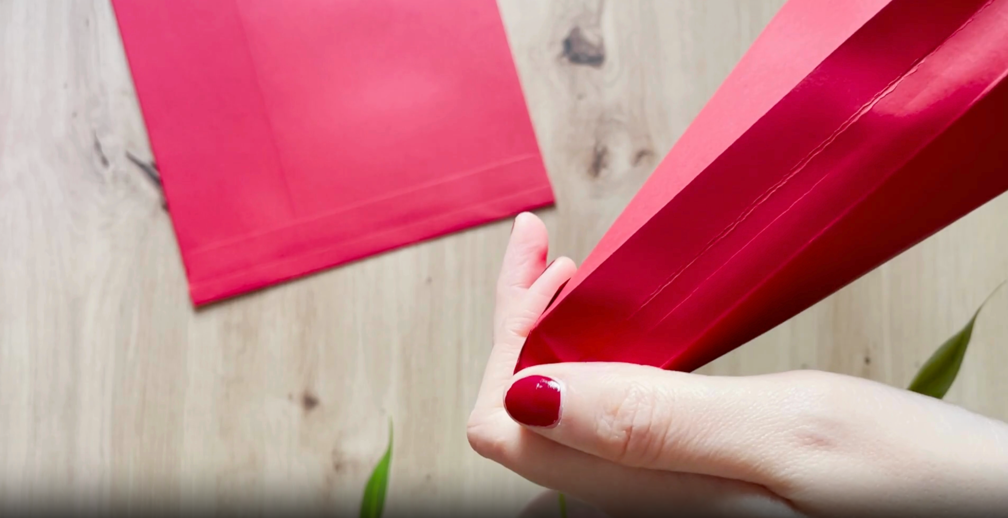 Load video: Post Marque Gusset 160gsm Peel & Seal Envelopes
